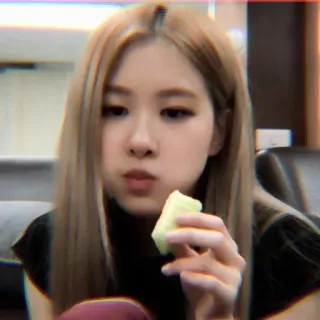 🌹 Rose K-pop, cantante, comiendo, comida, asiático, Rosé, BLACKPINK whatsapp sticker