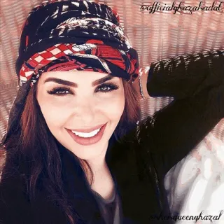 👤 officialghazabadal
itsqueenyghazal mulher, selfie, retrato, sorriso, pessoa, close-up, moda, chapéu telegram sticker