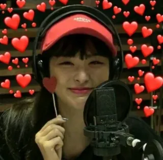 💘 mujer, sombrero rojo, corazones, sonrisa, auriculares, micrófono telegram sticker