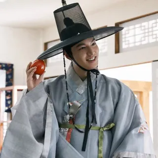 🍏 uomo, abbigliamento tradizionale, coreano, cappello, sorriso, maschio telegram sticker