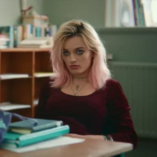 🌸 Maeve Wiley Sex Education Maeve Wiley, Sex Education, personaje, pelo rosa, serie de TV telegram sticker