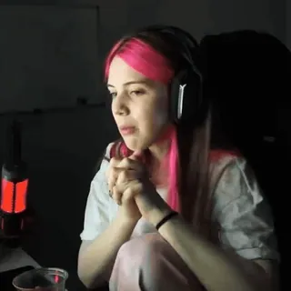 😶 mujer, gamer, pelo rosa, auriculares, streaming whatsapp sticker
