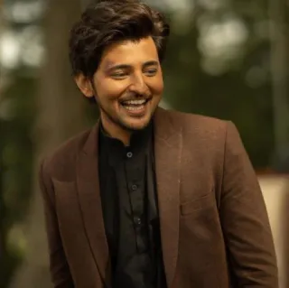 😆 portrait, homme, souriant, blazer marron, chemise noire, personne telegram sticker