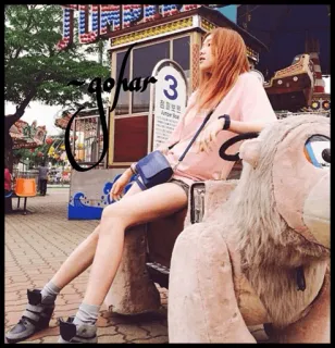 💋 -gohar 여자, 앉아있는, 놀이공원 telegram sticker