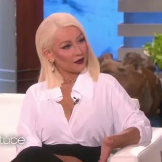 🌦 Christina Aguilera celebridad, cantante, mujer, pelo rubio, camisa blanca telegram sticker