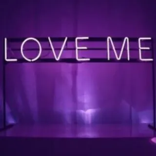 💜 LOVE ME amore, insegna al neon, viola, romantico, messaggio whatsapp sticker