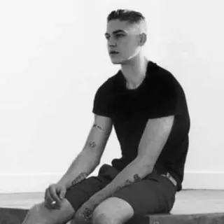 🔸 homem, sentado, preto e branco, Hero Fiennes Tiffin telegram sticker