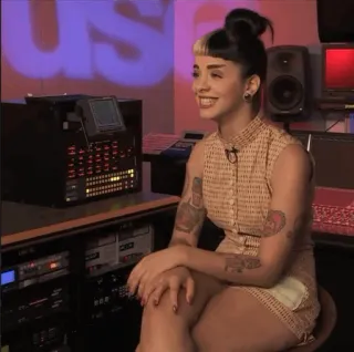 😌 frau, person, melanie martinez, sängerin, lächeln telegram sticker