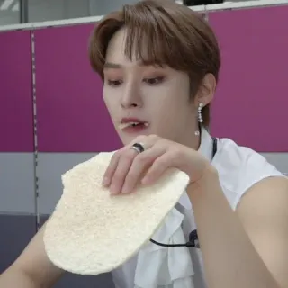 🧇 cibo, pane, persona, mangiare, uomo, spuntino telegram sticker