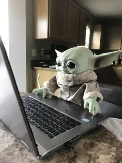 🦎 Baby Yoda Baby Yoda, Grogu, Star Wars, Mandaloriano, Laptop, Escribiendo, Internet telegram sticker