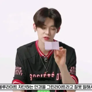 🎼 DOM
ACH
TY
FR
RE
블루라이트 차단하는 안경을 그린라이트라고 잘못 말해서 telegram sticker