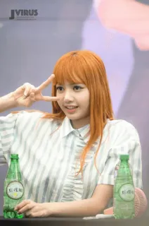 🥕 Lisa kpop, cantante, idol, donna, segno di pace, capelli arancioni telegram sticker