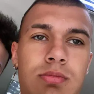 🤔 homem, retrato, rosto, close-up, jovem adulto, brincos telegram sticker