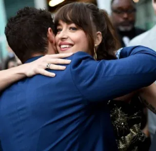 🤗 Dakota Johnson, Selebriti, Pelukan, Acara, Aktris, Karpet Merah telegram sticker