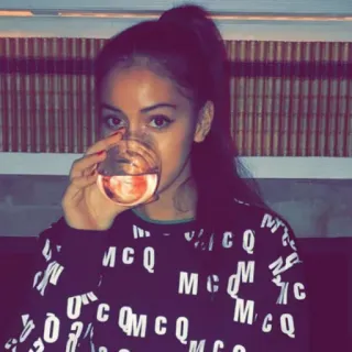 🍥 MCQ vrouw, drinken, mode, trui, portret telegram sticker