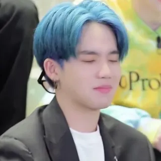 🌚 uomo, capelli blu, persona, orecchini, asiatico, kpop whatsapp sticker