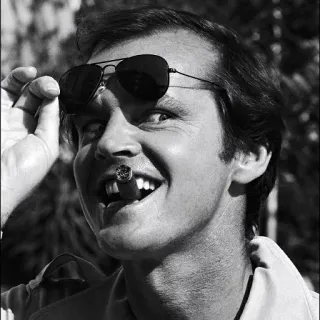 😉 Jack Nicholson jack nicholson, actor, gafas de aviador, cigarro, retrato blanco y negro, fumando, retrato telegram sticker