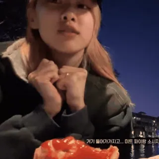 🍵 거기 들어가가지고… 미트 파이랑 소시지 nourriture, coréen, tourte à la viande, saucisse, dîner, collation telegram sticker