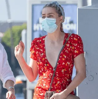 🧶 Amber Heard attrice, celebrità, abito rosso, mascherina, abito a fiori, donna whatsapp sticker