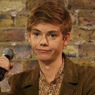 👤 Thomas Brodie-Sangster acteur, portrait, microphone, personne telegram sticker