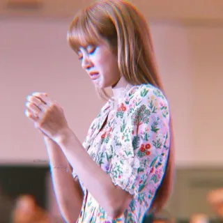 🐨 Lisa (Blackpink) Lisa, Blackpink, K-Pop, Sängerin, Blumenkleid, weinen, traurig telegram sticker