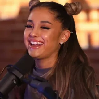 💧 Ariana Grande chanteuse, célébrité, pop star, souriant, femme telegram sticker