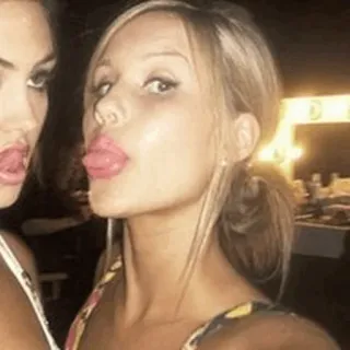 🗽 lingua, donne, selfie, ritratto, persone, posa telegram sticker