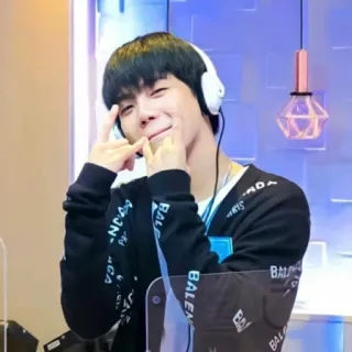 🤘 uomo, cuffie, asiatico, coreano, balenciaga, posa whatsapp sticker