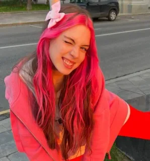 😍 roze haar, knipogen, glimlach, tiener, jonge vrouw, buiten, portret, strik telegram sticker