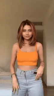 💃 kobieta, krótki top, jeansy, wewnątrz, portret, styl telegram sticker