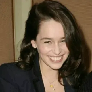 😂 Emilia Clarke actriz, retrato, celebridad, mujer, sonrisa whatsapp sticker