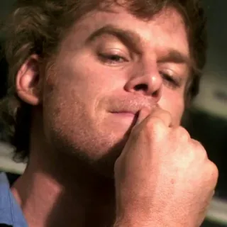 🥵 Dexter Morgan Dexter asesino en serie, analista de salpicaduras de sangre, crimen, investigación telegram sticker