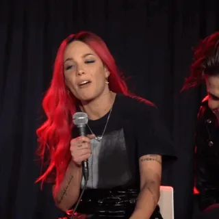 🍒 Halsey músico, cantor, Halsey, cabelo vermelho, microfone whatsapp sticker