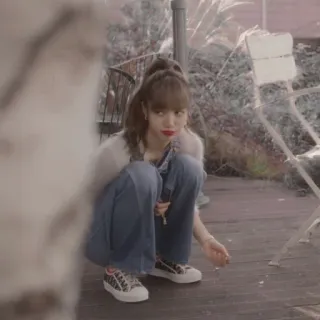 🌼 Lisa K-pop, Певица, Мода, Знаменитость, Женщина, На корточках, Повседневный telegram sticker