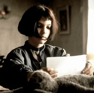 🎗 Mathilda Léon: The Professional filme, Léon: O Profissional, Mathilda, Natalie Portman, lendo, personagem, menina whatsapp sticker