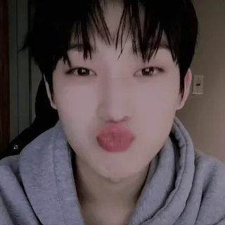 💋 kpop, asia, selfie, pria, potret, wajah, imut, manyun telegram sticker