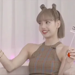 🪶 Lisa persona, donna, sorridente, celebrità, kpop whatsapp sticker