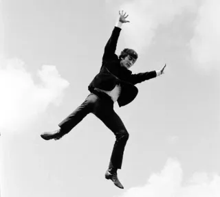 🙌 John Lennon John Lennon, The Beatles, Musik, Musisi, Lompat, Retro, Vintage, Langit telegram sticker