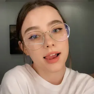 🎤 Frau, Mädchen, Porträt, Gesicht, Brille, T-Shirt, Zunge telegram sticker