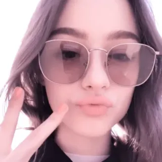 🐠 mujer, selfie, gafas, signo de la paz, chica, retrato telegram sticker
