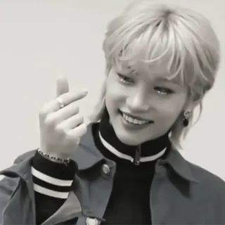 โค๏ธ kpop, idol, finger heart, smiling, portrait, felix, stray kids telegram sticker