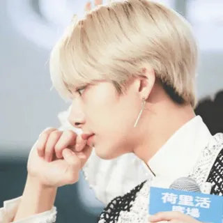 🌚 荷里活廣場 homme, portrait, cheveux blonds, boucles d'oreilles whatsapp sticker