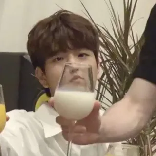 😞 人, 饮料, 牛奶, 亚洲人 whatsapp sticker