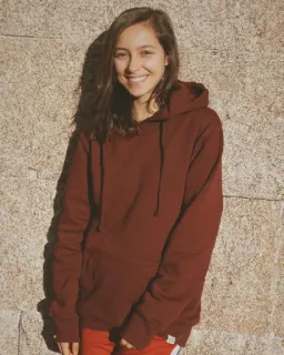 😊 femme, sweat à capuche, portrait, tenue décontractée, pantalon rouge, souriant whatsapp sticker