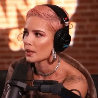 🕊 Halsey 海尔希, 音乐人, 歌手, 女性, 耳机, 播客, 肖像 telegram sticker