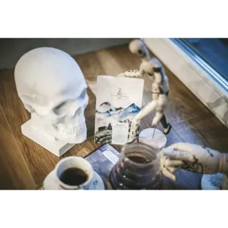 💀 caveira, café, figura de madeira, natureza morta, interior whatsapp sticker