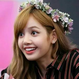 🌼 Lisa Lisa, Blackpink, Kpop, couronne de fleurs, souriante, femme whatsapp sticker