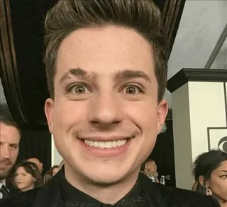 💙 Charlie Puth Musiker, Sänger, Promi, Porträt, Lächeln, Grammys telegram sticker
