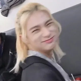 ☺️ K-pop, Ídolo, pelo rubio, sonriendo, Hyunjin, Stray Kids, asiático whatsapp sticker