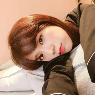 🦄 femme, portrait, selfie, fille, feminin, repos, intérieur whatsapp sticker